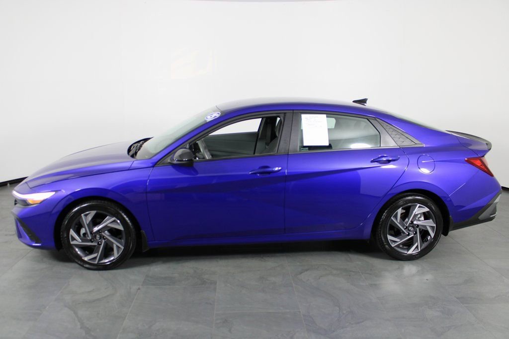 Certified 2025 Hyundai Elantra Sport image 8