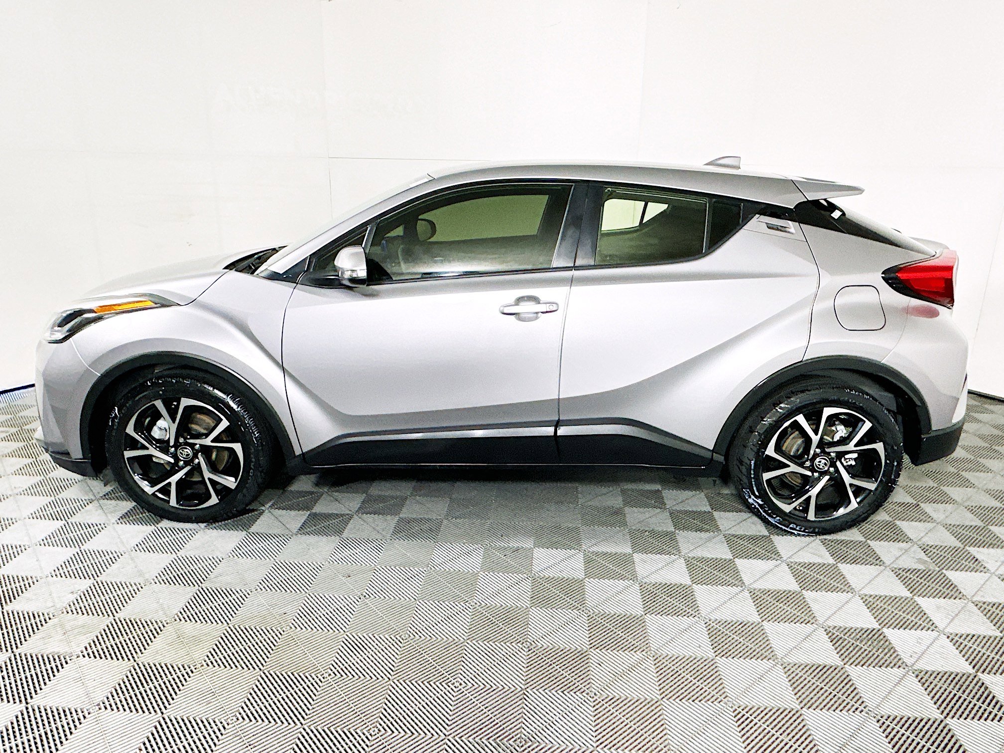 Used 2020 Toyota C-HR XLE FWD image 6