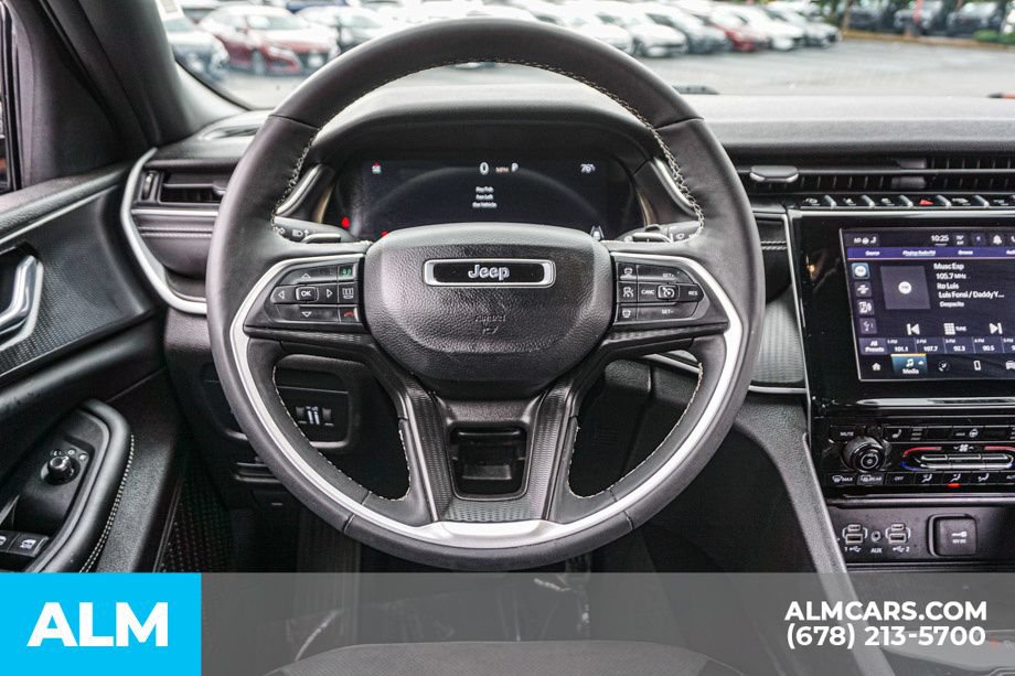 Used 2025 Jeep Grand Cherokee Altitude AWD/4WD image 27