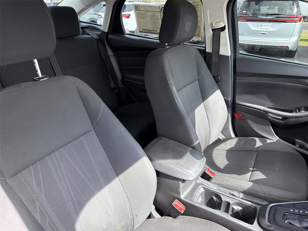 Used 2016 Ford Focus SE w/ SE Sport Package image 16