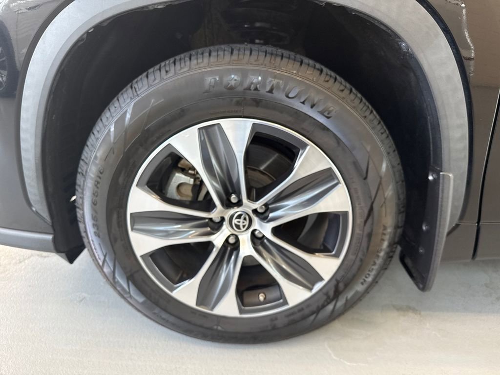Used 2022 Toyota Highlander XLE image 18