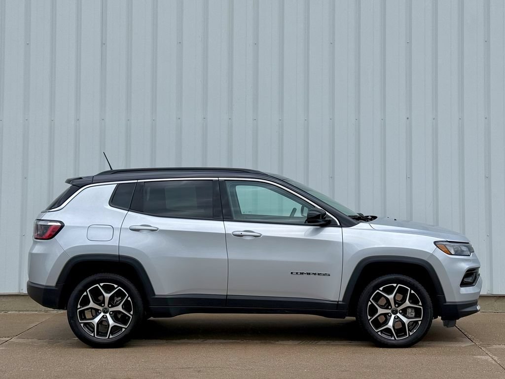 Used 2025 Jeep Compass Limited AWD/4WD image 7