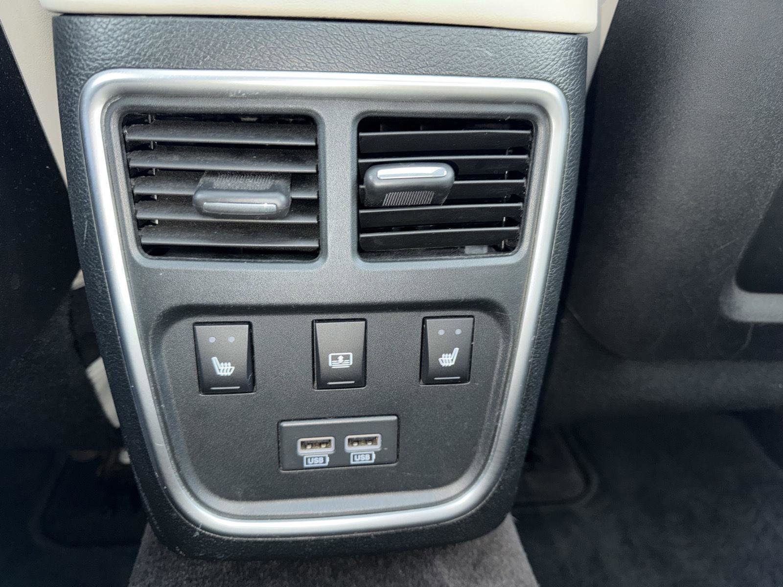 Used 2016 Chrysler 300 C image 20