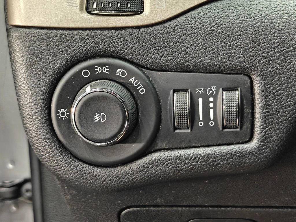 Used 2017 Jeep Cherokee Latitude w/ Cold Weather Group image 38