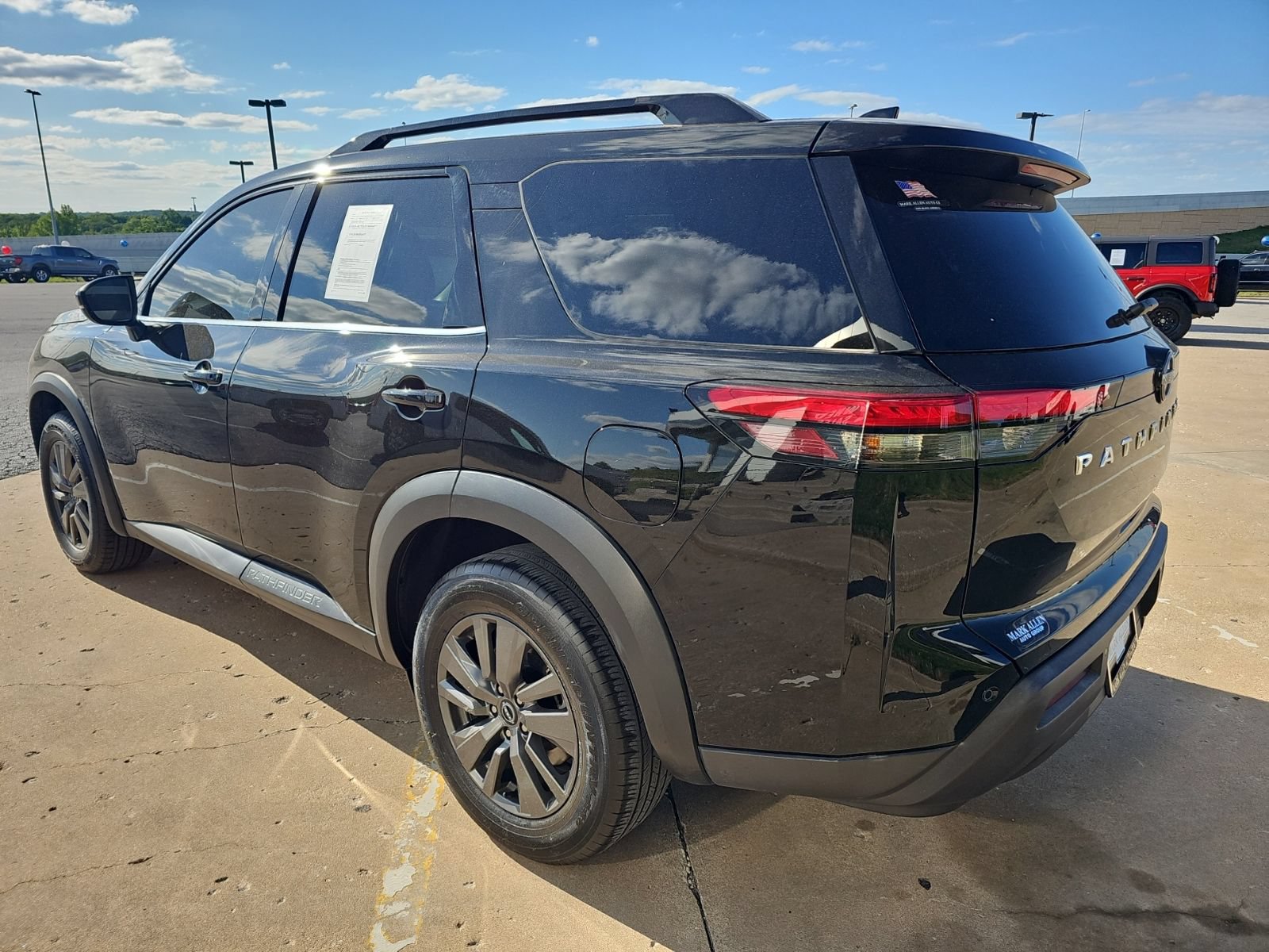 Used 2022 Nissan Pathfinder SV AWD/4WD image 6