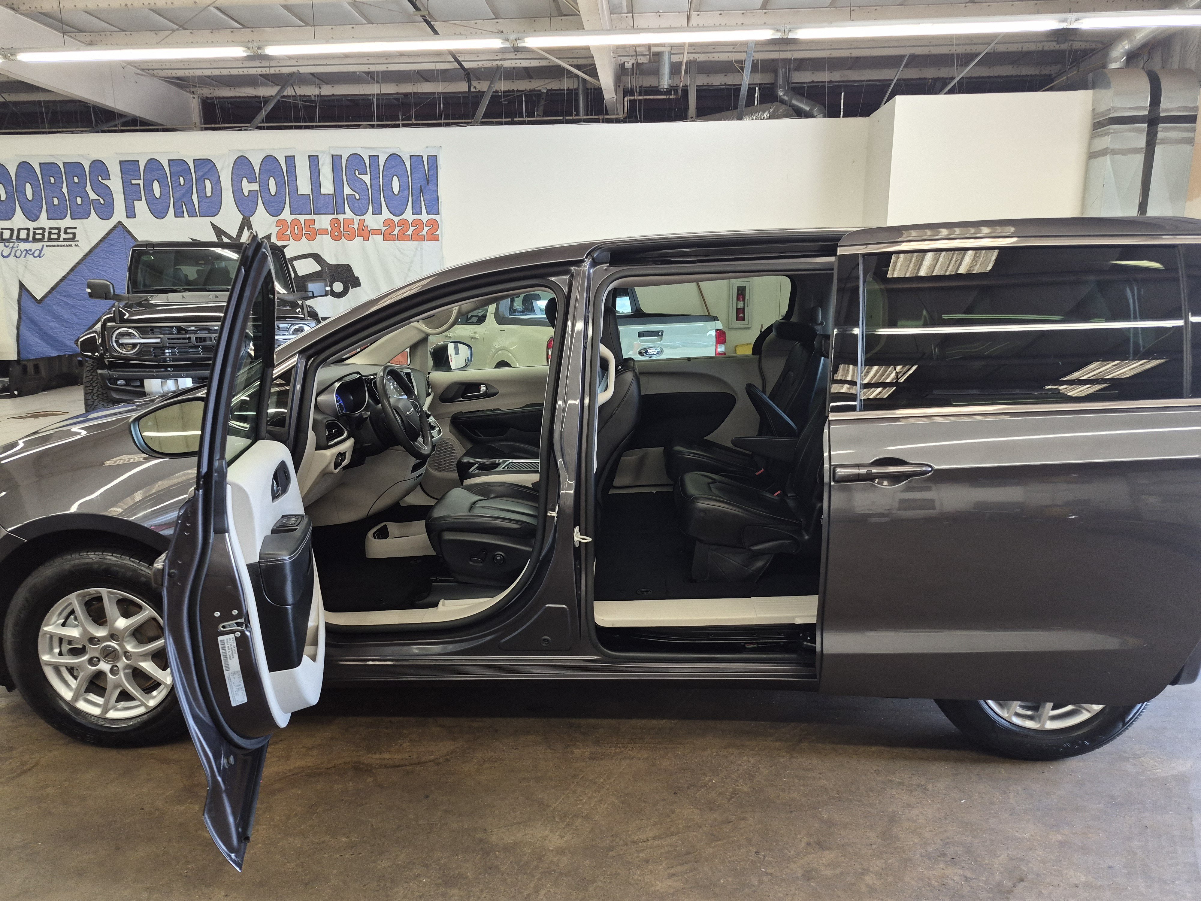 Used 2023 Chrysler Pacifica Touring-L FWD image 13