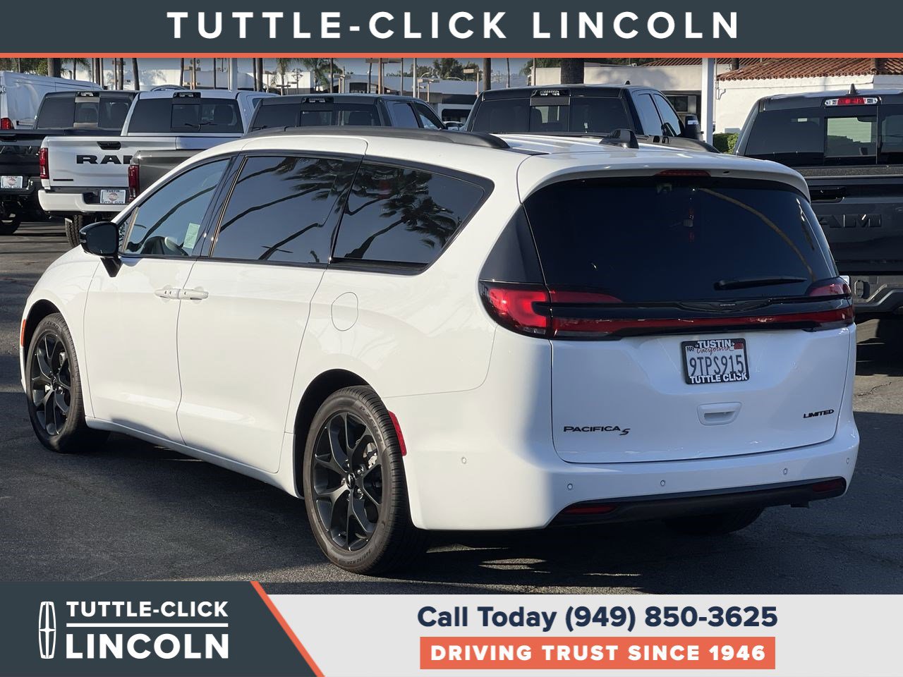 Used 2024 Chrysler Pacifica Limited w/ Uconnect Theater Family Group FWD image 4