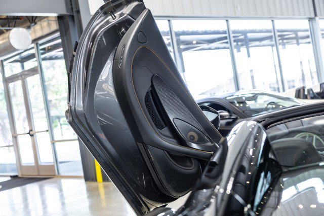 Used 2020 McLaren 600LT Spider RWD image 33