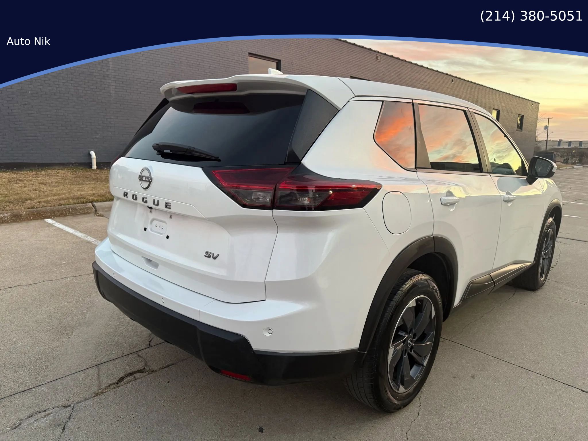 Used 2024 Nissan Rogue SV image 3
