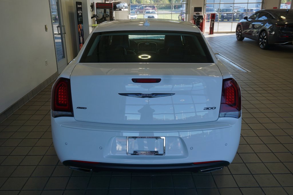 Used 2023 Chrysler 300 Touring L image 16