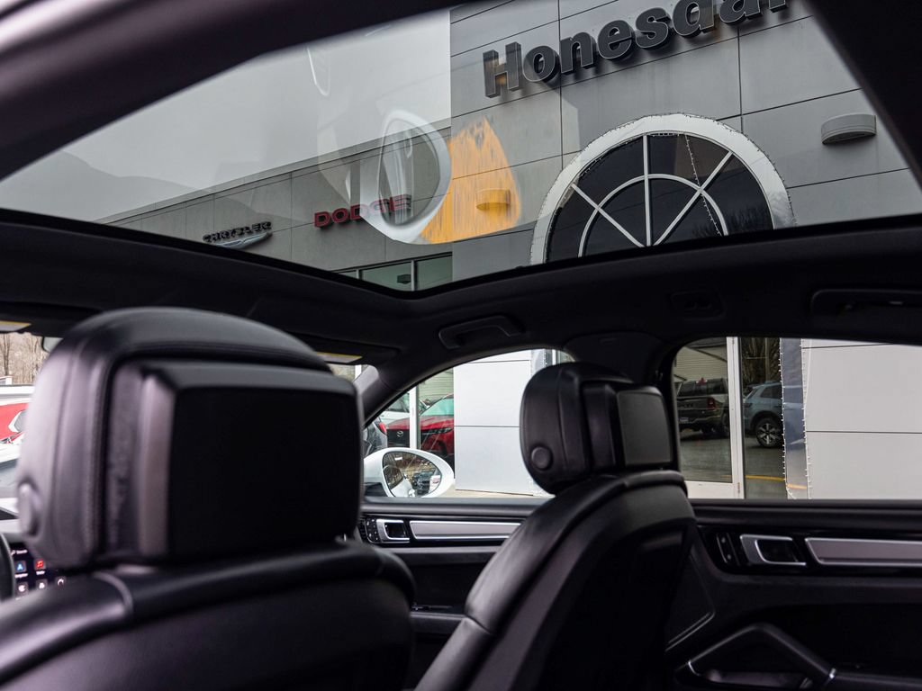 Used 2023 Porsche Cayenne Platinum Edition AWD/4WD image 38