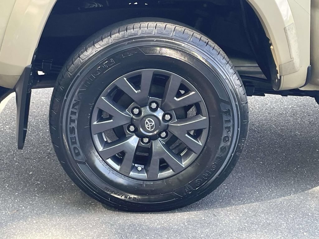 Used 2017 Toyota Tacoma SR5 w/ Tow Package RWD image 7