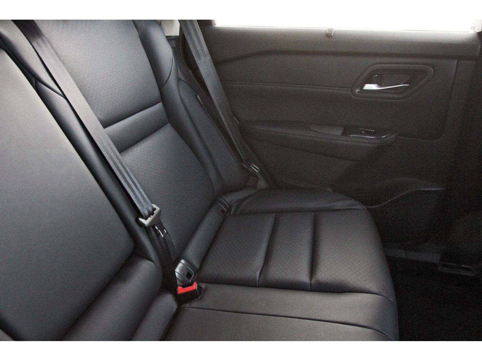 Used 2024 Nissan Rogue SV w/ SV Premium Package image 14