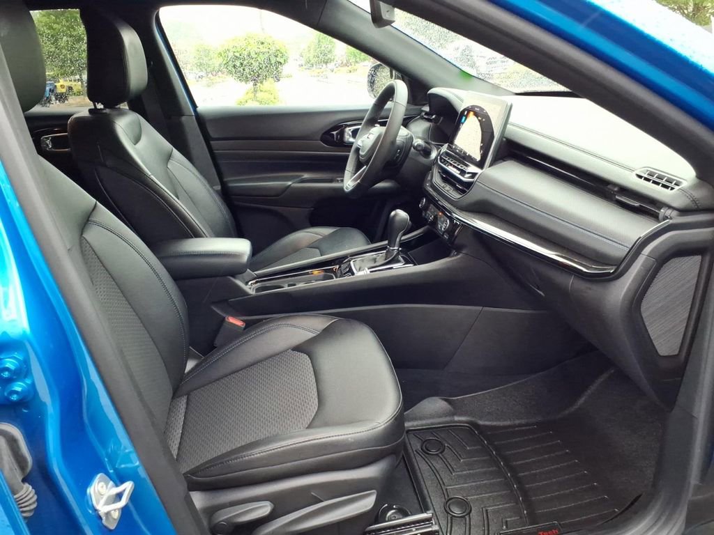 Used 2025 Jeep Compass Latitude w/ Convenience Group AWD/4WD image 27