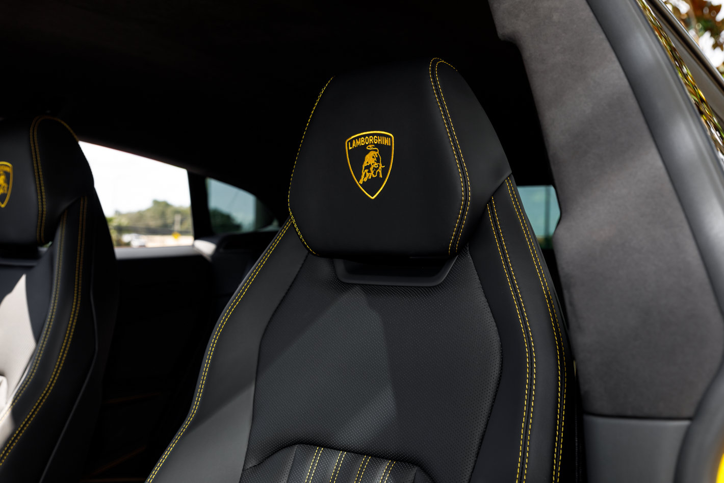 Used 2025 Lamborghini Urus SE AWD/4WD image 32