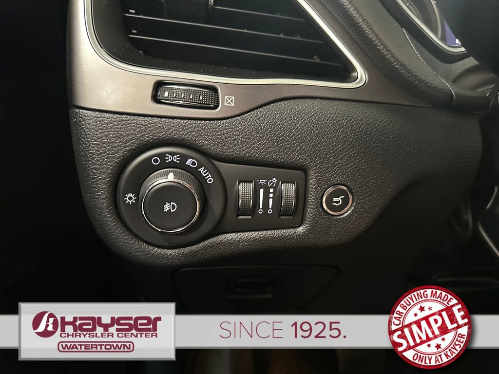 Used 2019 Jeep Cherokee Latitude Plus w/ Comfort/Convenience Group FWD image 18
