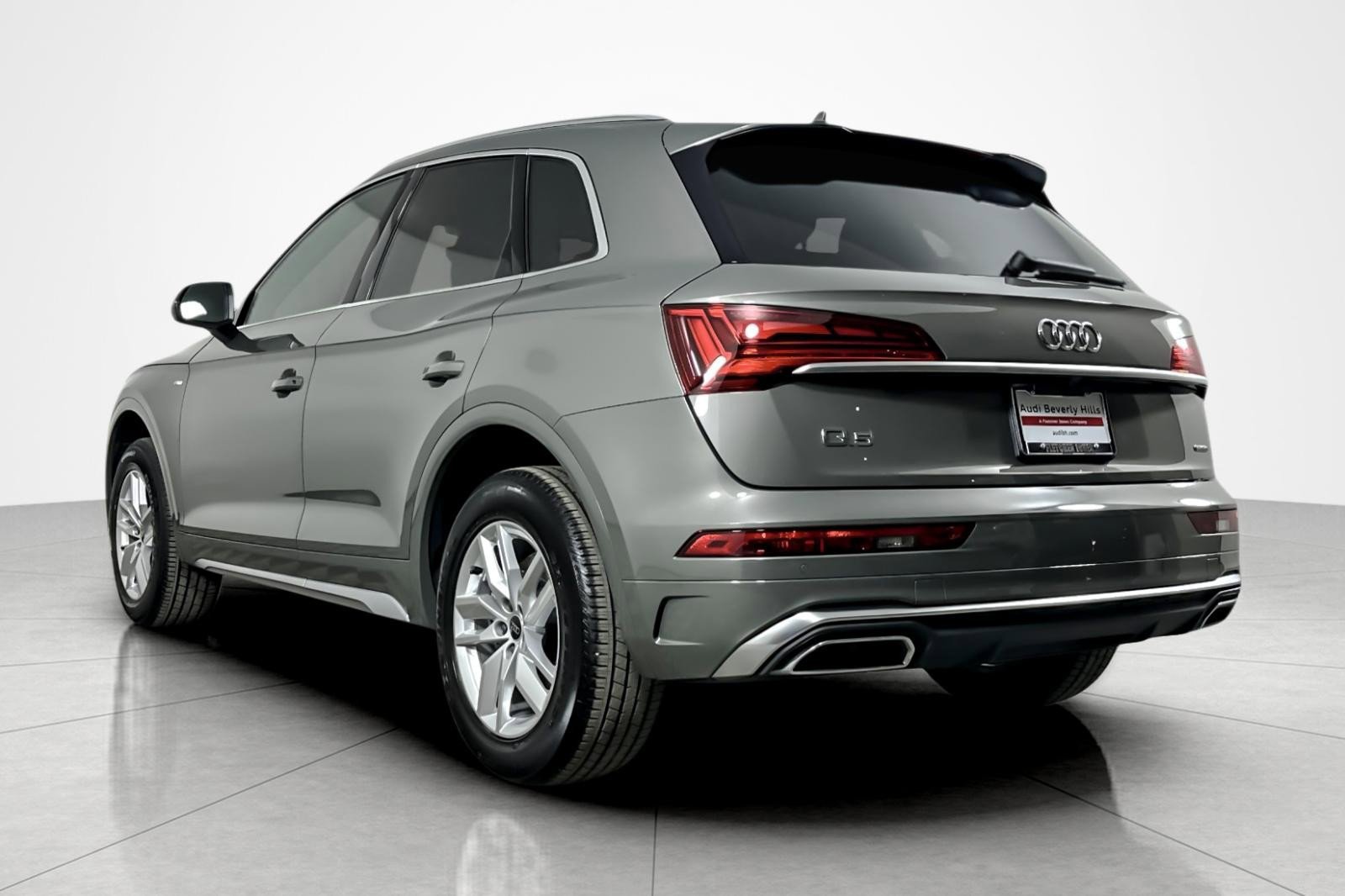 Used 2023 Audi Q5 2.0T Premium w/ Convenience Package image 3