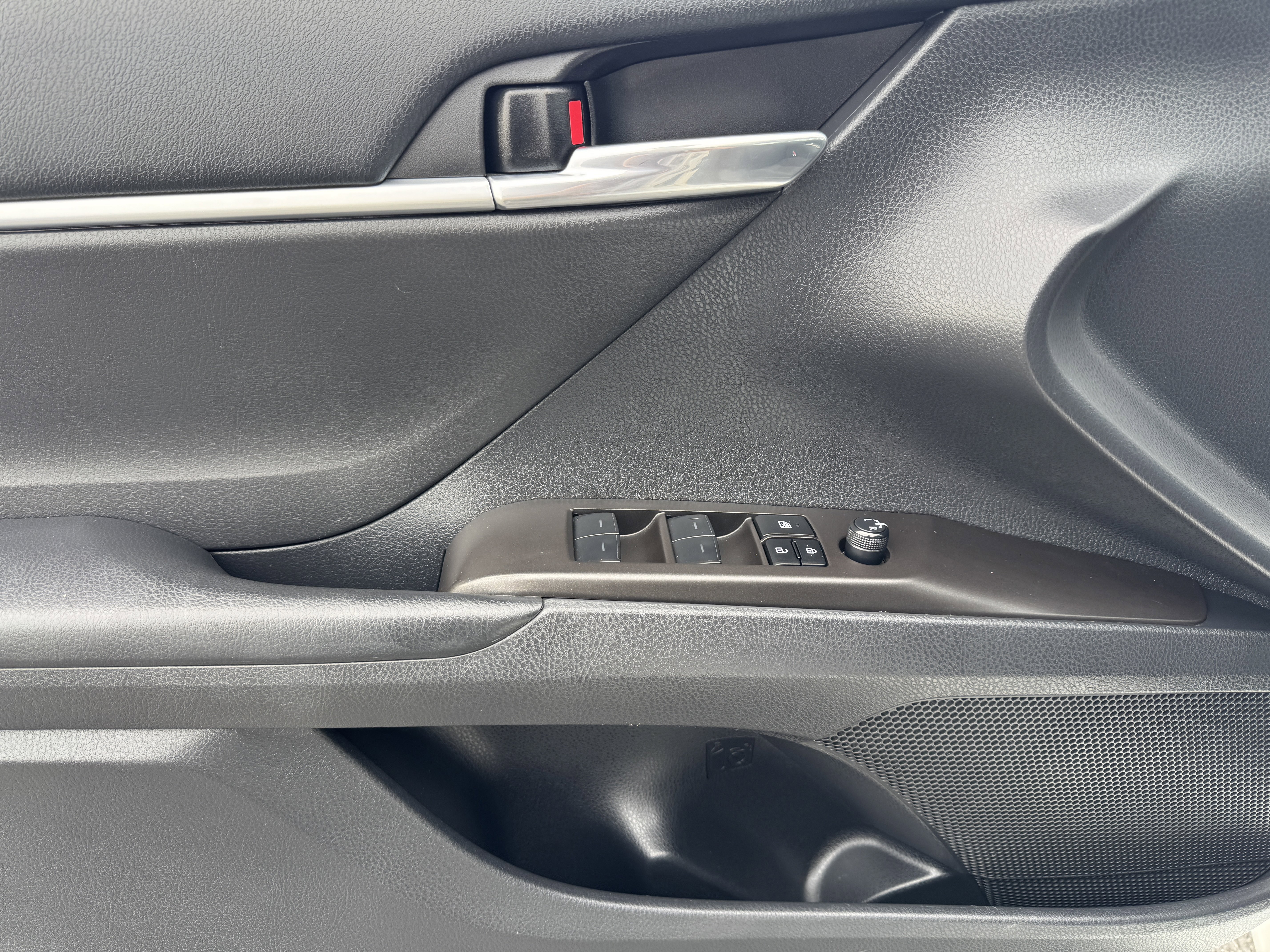 Used 2023 Toyota Camry LE image 10