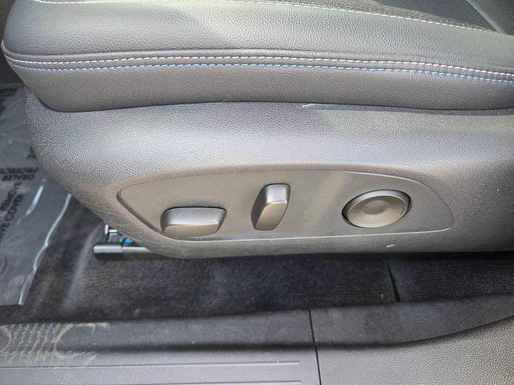 Certified 2025 Chevrolet Equinox EV LT w/ Convenience Package image 6