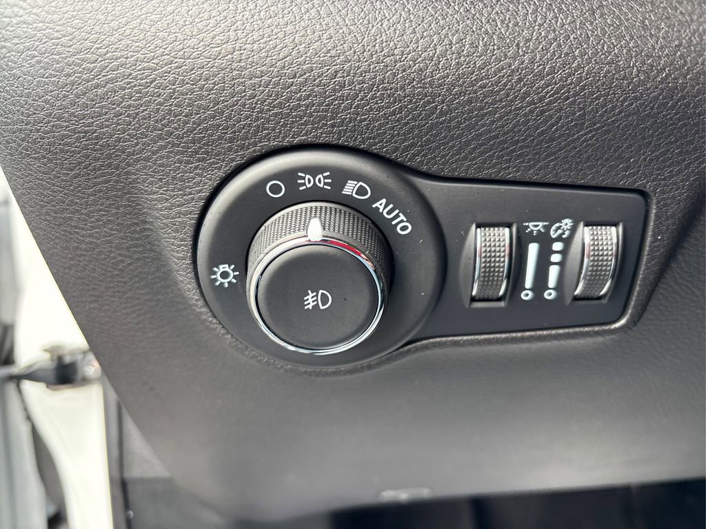 Used 2023 Jeep Compass Latitude image 24