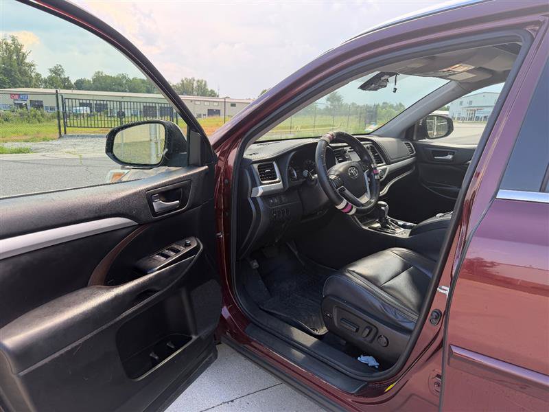 Used 2017 Toyota Highlander XLE w/ Protection Package #3 AWD/4WD image 11