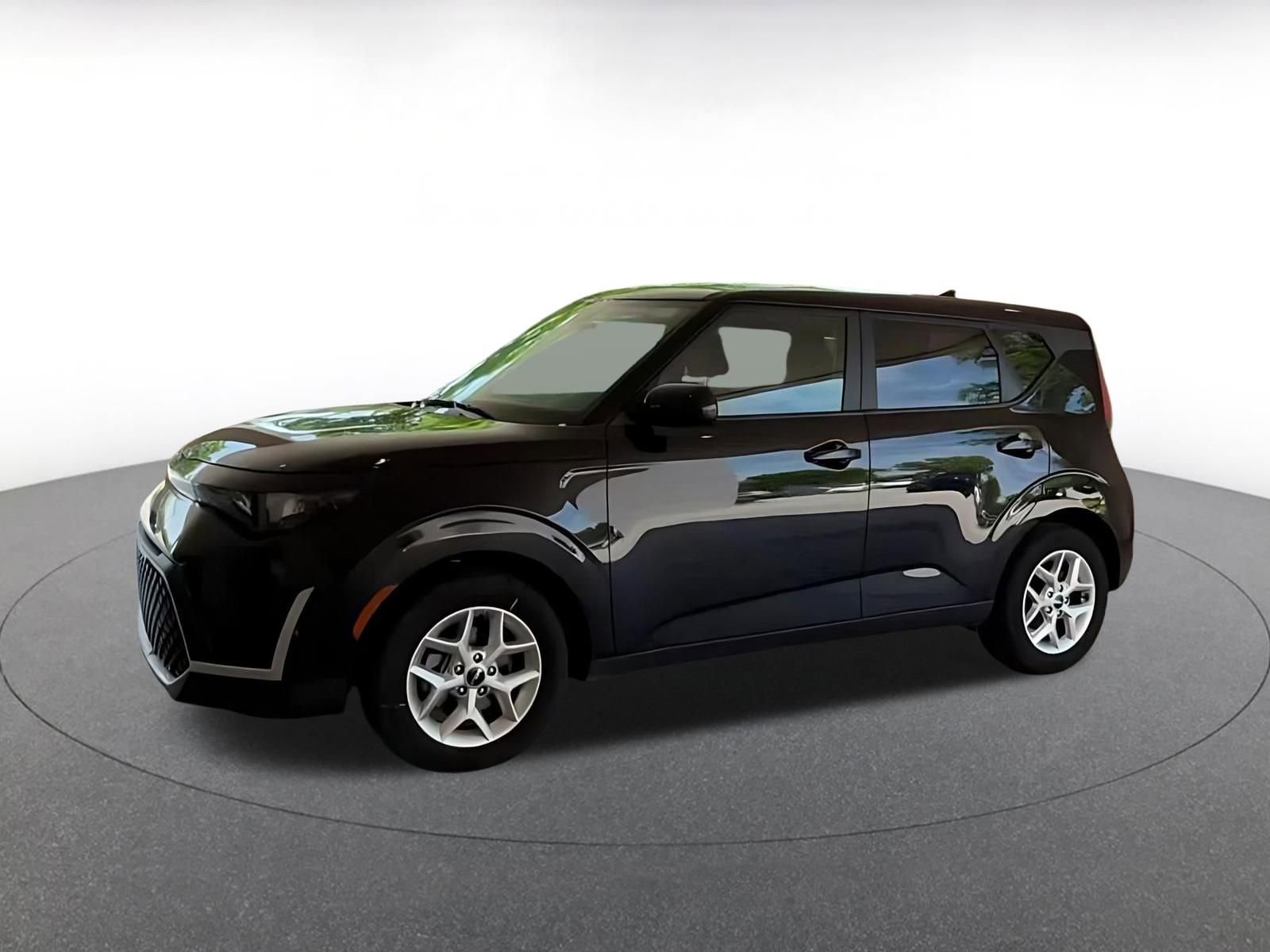 Used 2025 Kia Soul LX w/ LX Technology Package FWD image 4