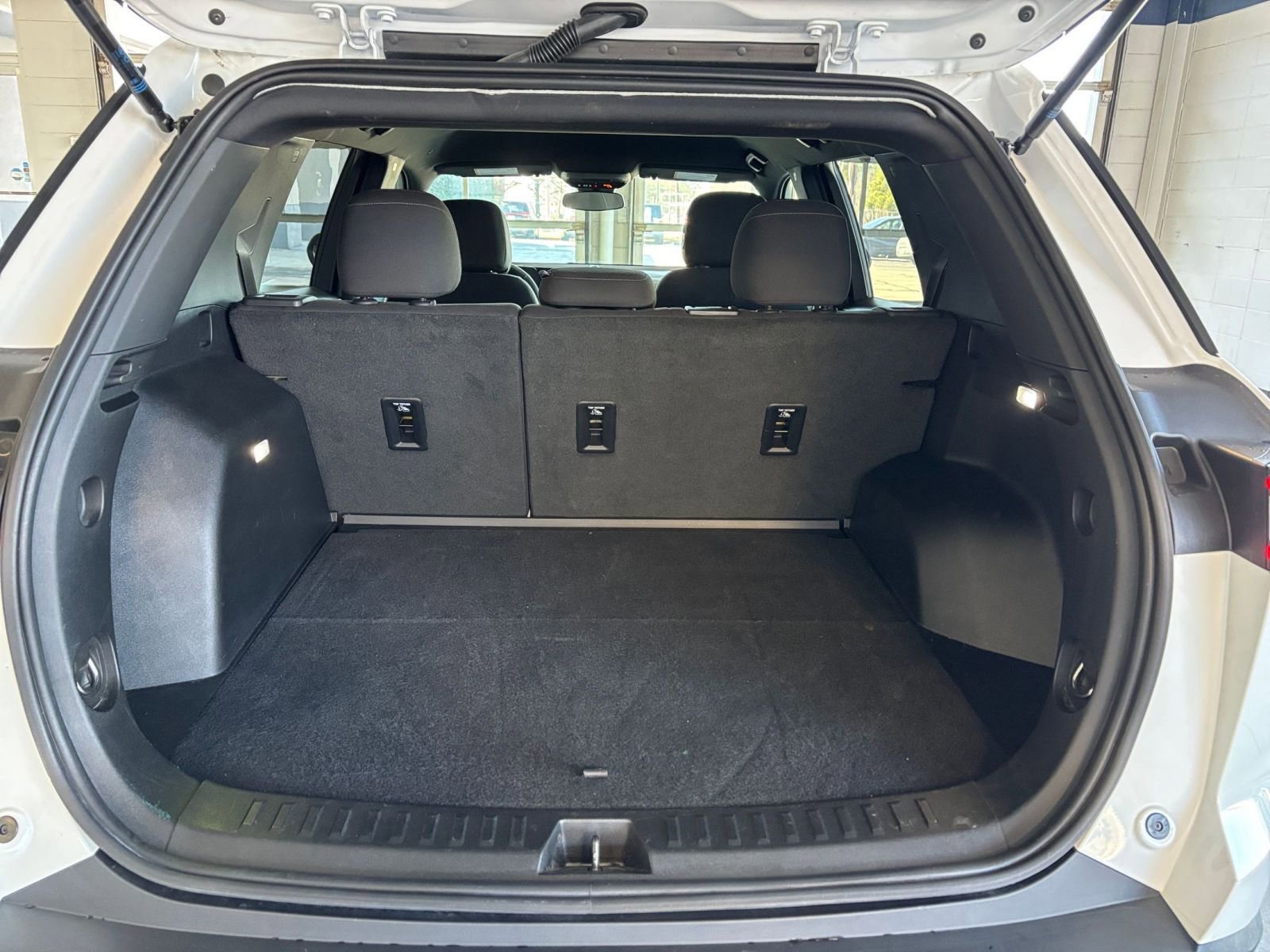 Used 2025 Chevrolet Equinox LT image 32