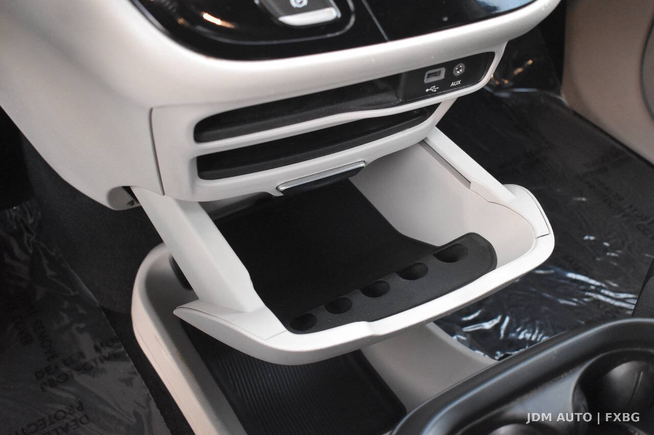 Used 2020 Chrysler Pacifica Touring-L FWD image 27