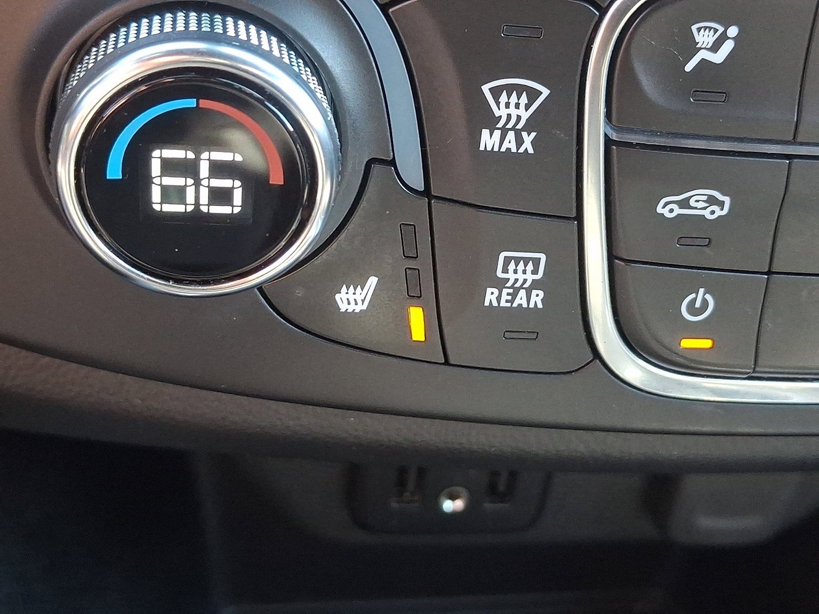 Used 2023 Chevrolet Traverse LT w/ Rear Camera Mirror Package image 25