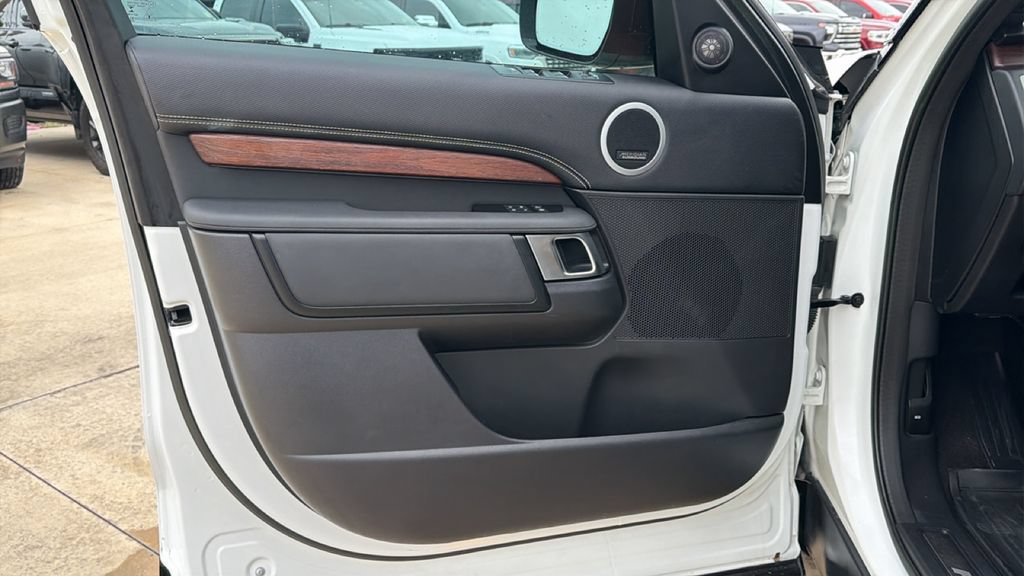 Used 2023 Land Rover Discovery Metropolitan Edition AWD/4WD image 10