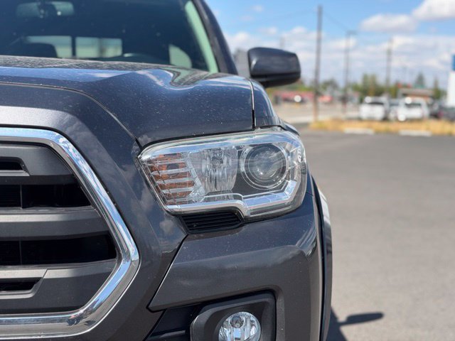 Used 2016 Toyota Tacoma SR5 w/ SR5 Appearance Package (SN) AWD/4WD image 7