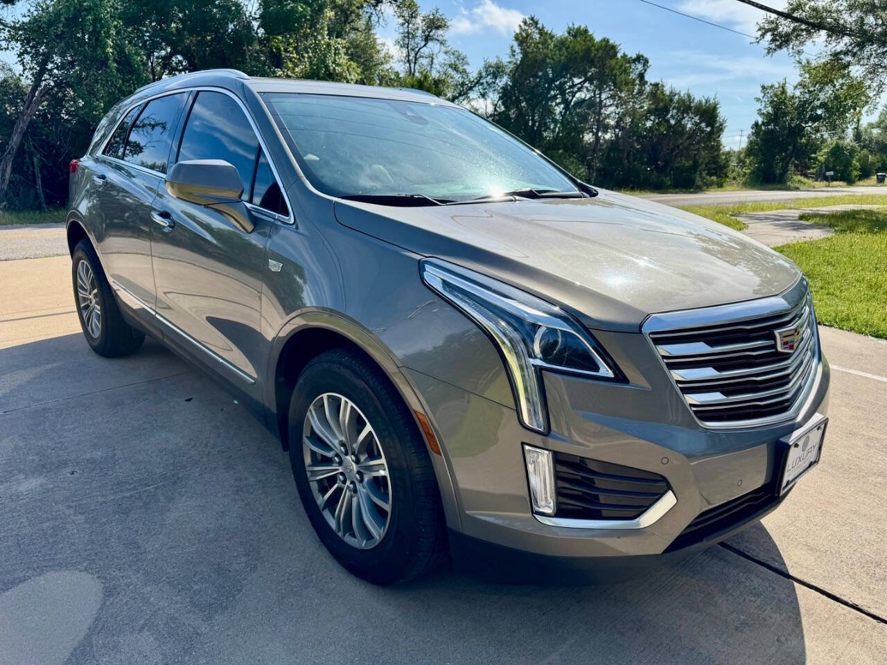 Used 2017 Cadillac XT5 Luxury w/ Driver Awareness Package FWD image 2