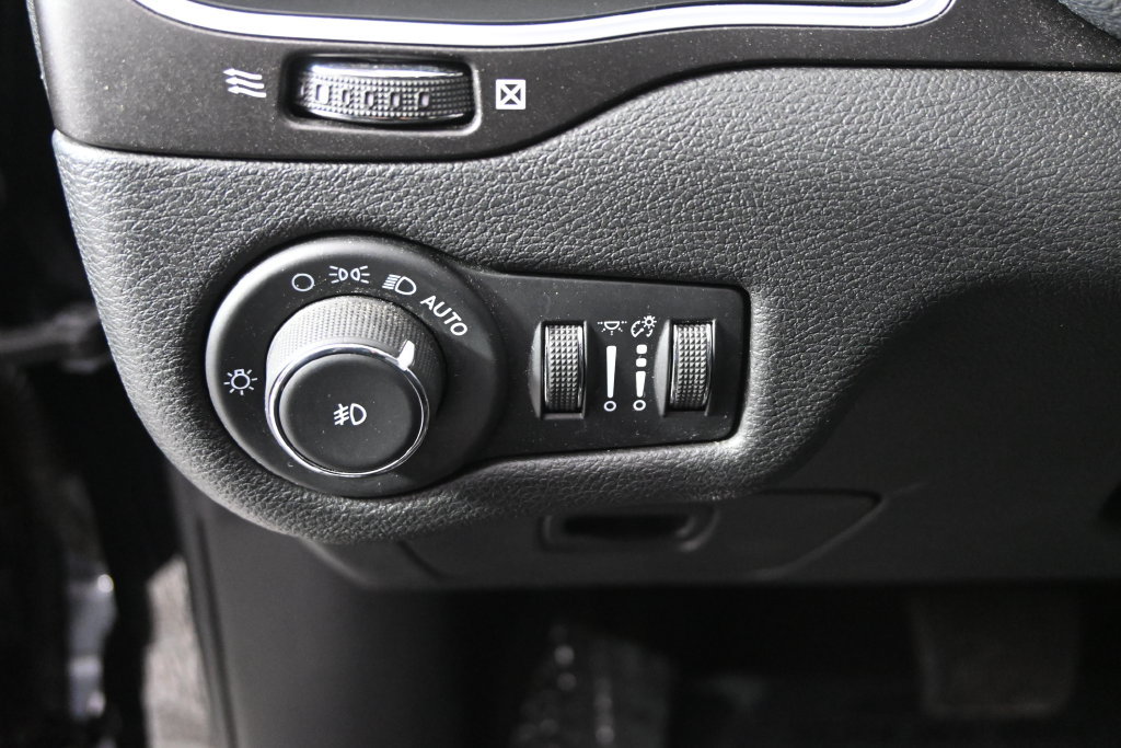 Used 2021 Jeep Cherokee Trailhawk w/ Trailer Tow Group AWD/4WD image 23