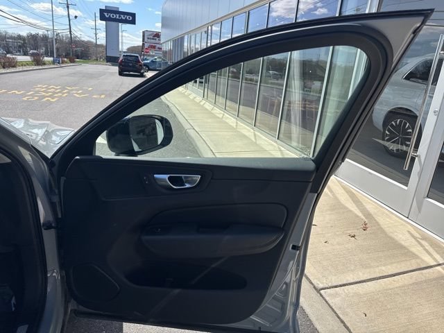 Certified 2025 Volvo XC60 B5 Plus AWD/4WD image 14