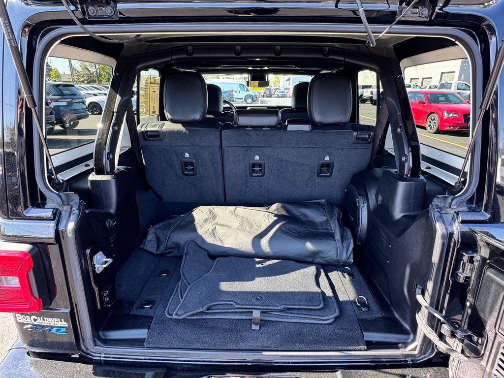 Used 2022 Jeep Wrangler Unlimited Sahara AWD/4WD image 17