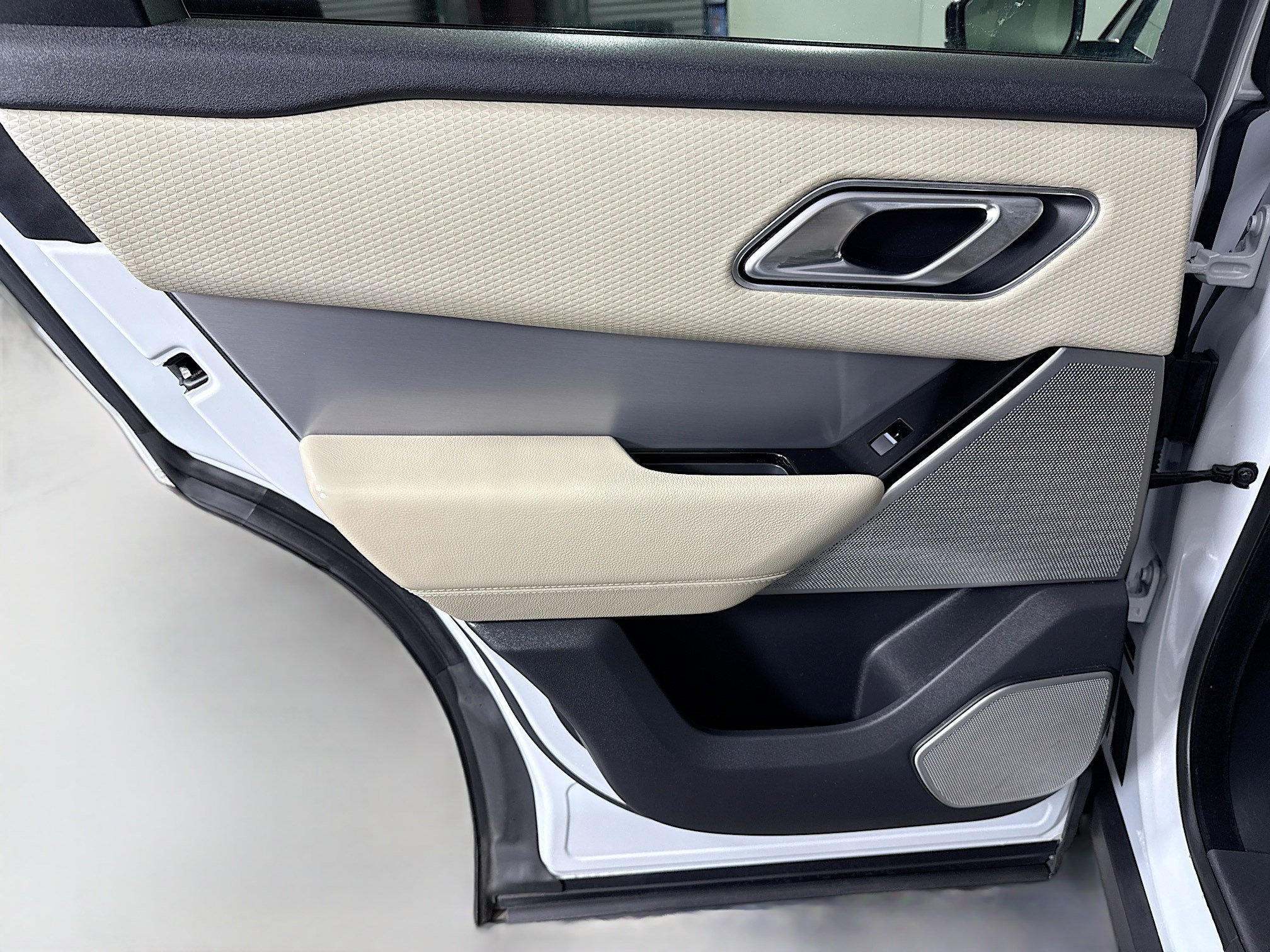 Used 2019 Land Rover Range Rover Velar R-Dynamic SE image 26