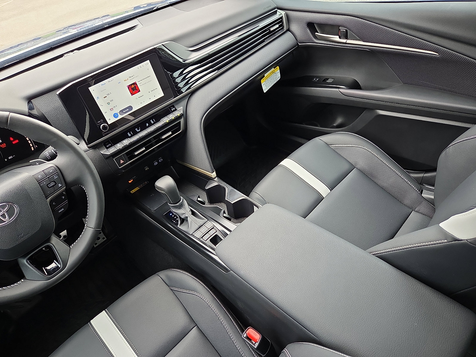 Used 2025 Toyota Camry SE image 12