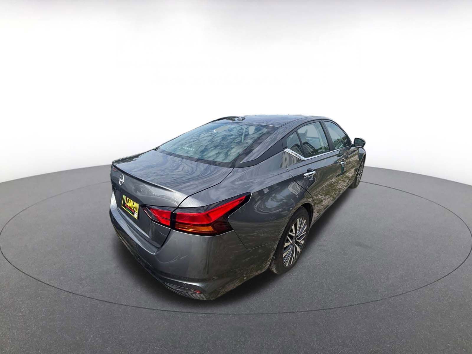 Used 2025 Nissan Altima 2.5 SV FWD image 6