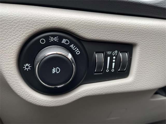 Used 2024 Chrysler Pacifica Touring-L image 19