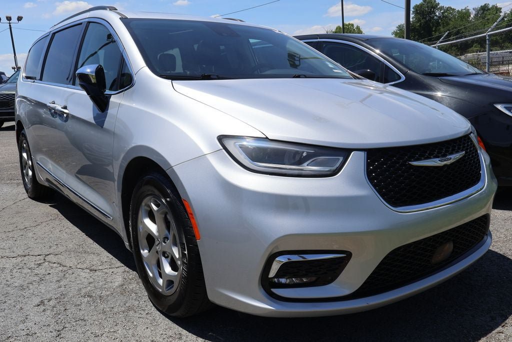 Used 2023 Chrysler Pacifica Limited FWD image 2