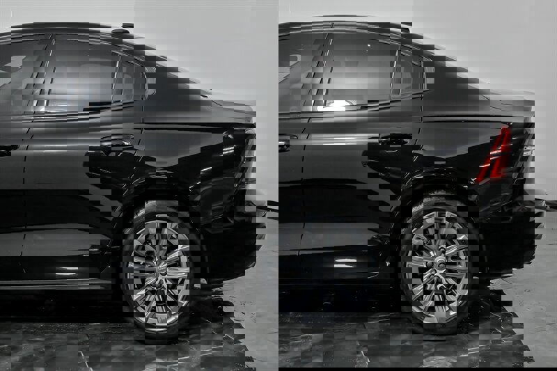 Used 2021 Volvo S60 T6 Momentum w/ Premium Package image 7