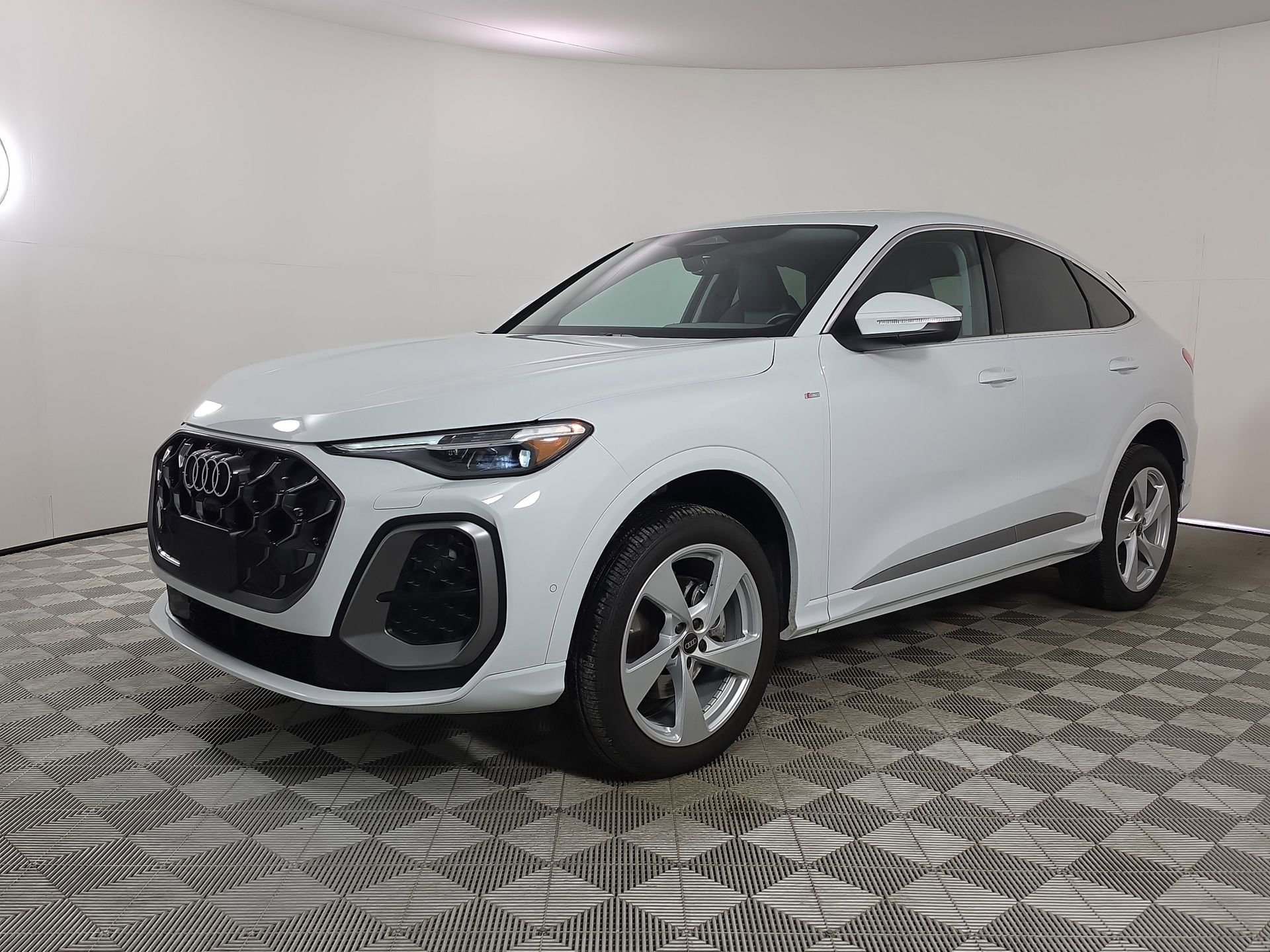 Certified 2025 Audi Q5 Premium Plus w/ Premium Plus AWD/4WD image 3