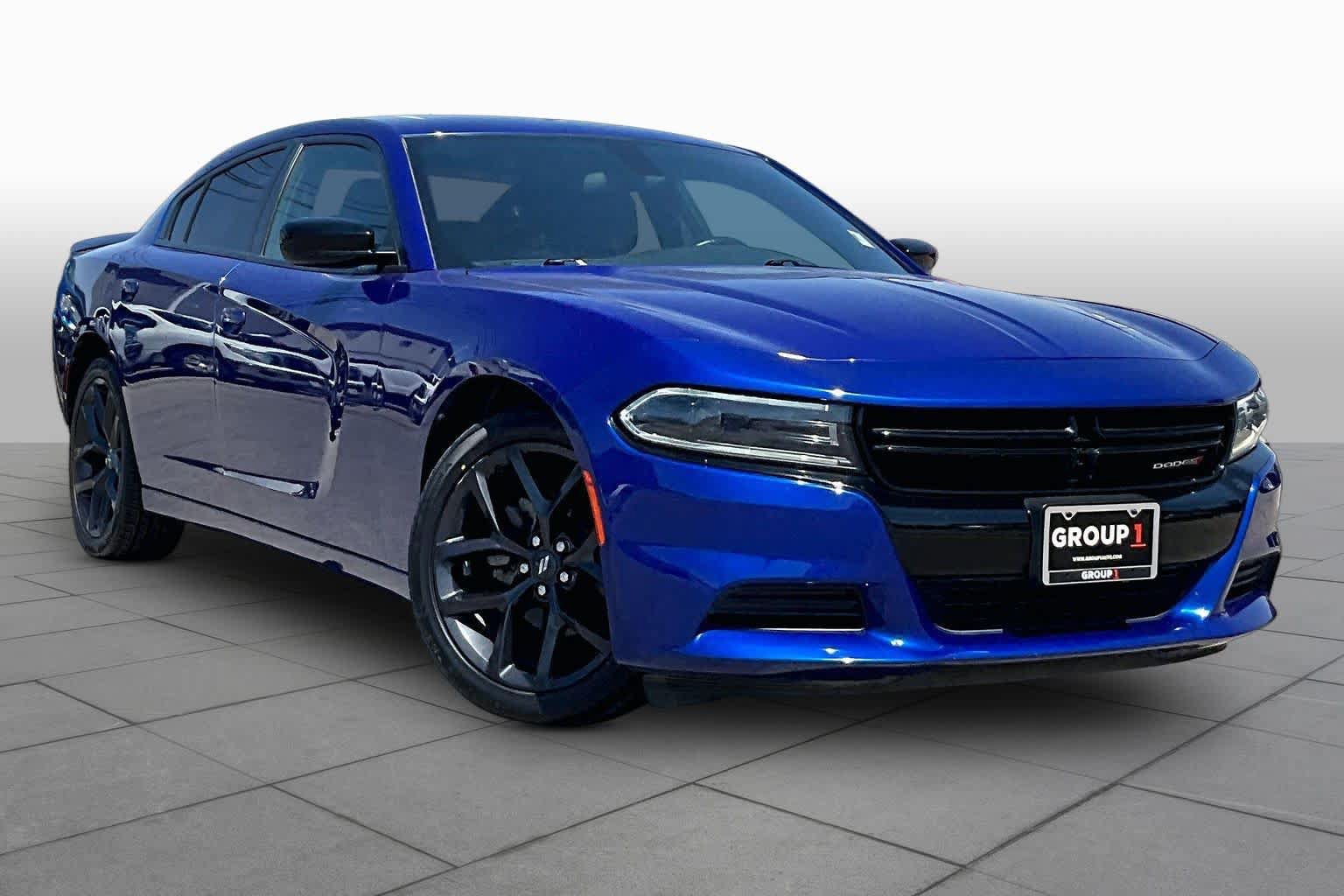 Used 2022 Dodge Charger SXT w/ Blacktop Package RWD image 3