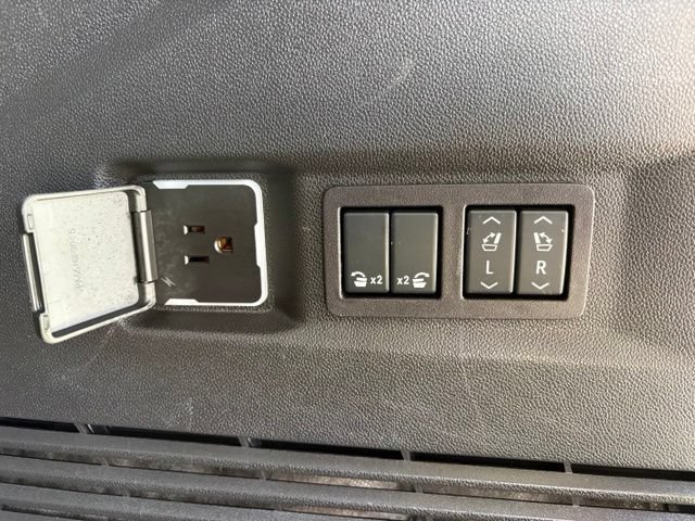 Used 2025 GMC Yukon AT4 Ultimate w/ LPO, AT4 Appearance Package AWD/4WD image 12