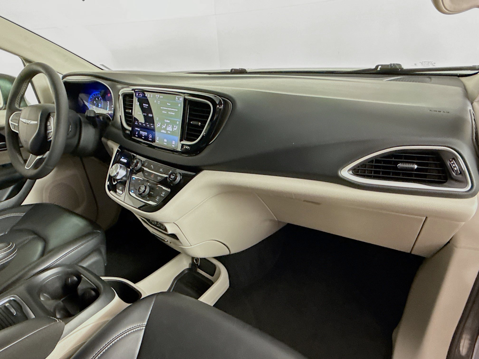 Used 2023 Chrysler Pacifica Touring-L FWD image 37