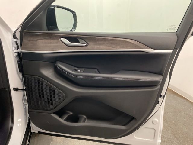 Used 2026 Jeep Grand Cherokee Laredo AWD/4WD image 25