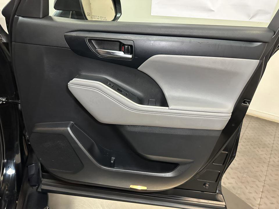 Certified 2022 Toyota Highlander XLE image 37