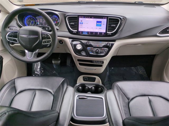 Used 2024 Chrysler Pacifica Touring-L image 15
