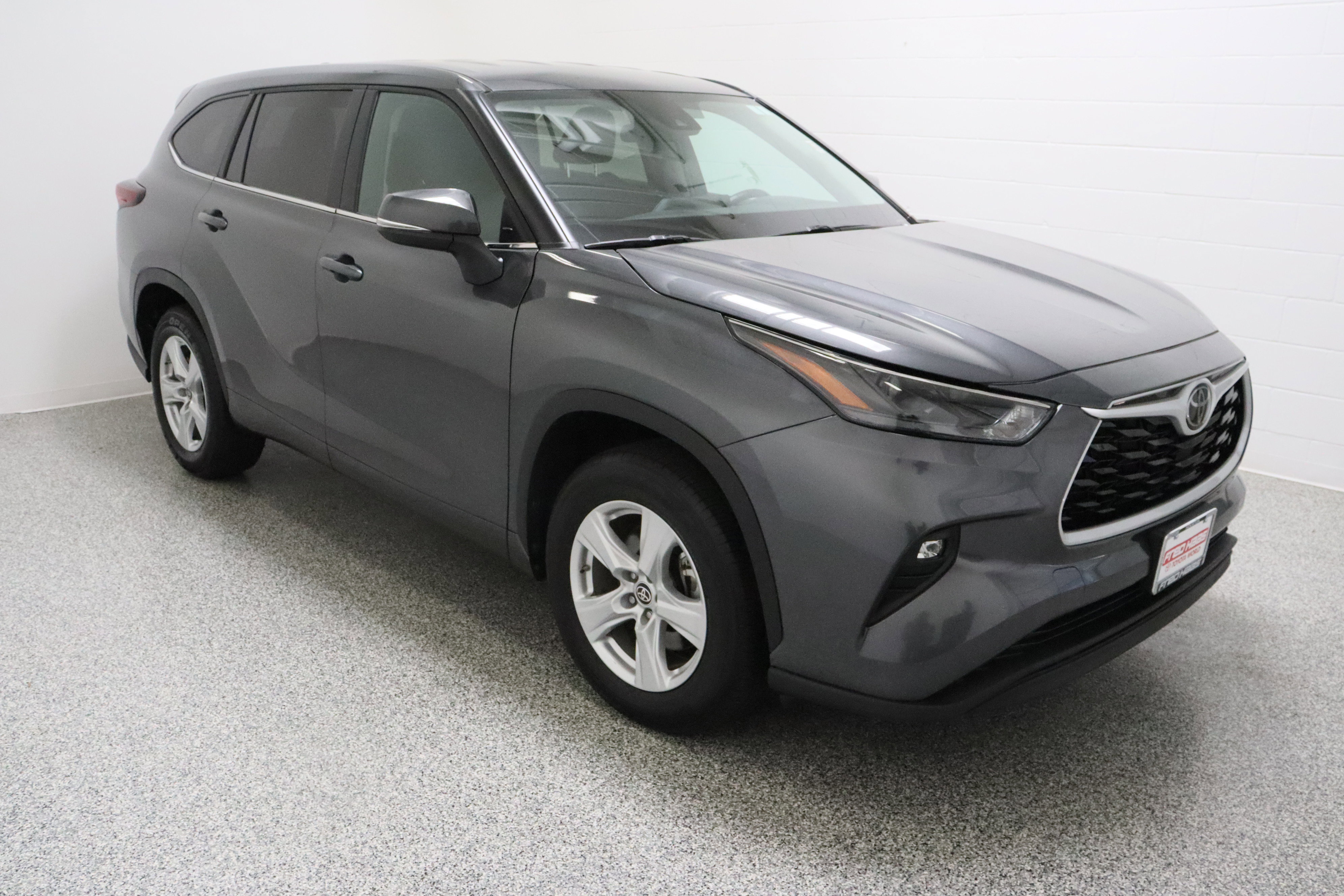 Used 2025 Toyota Highlander LE FWD image 4