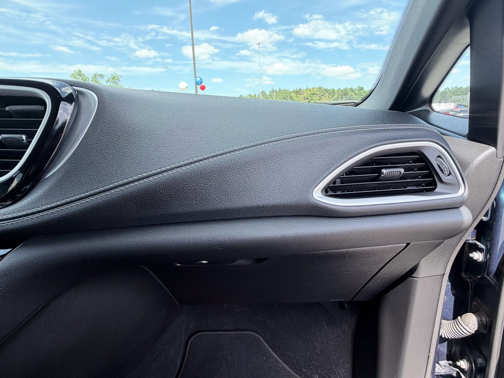 Used 2022 Chrysler Pacifica Touring FWD image 21